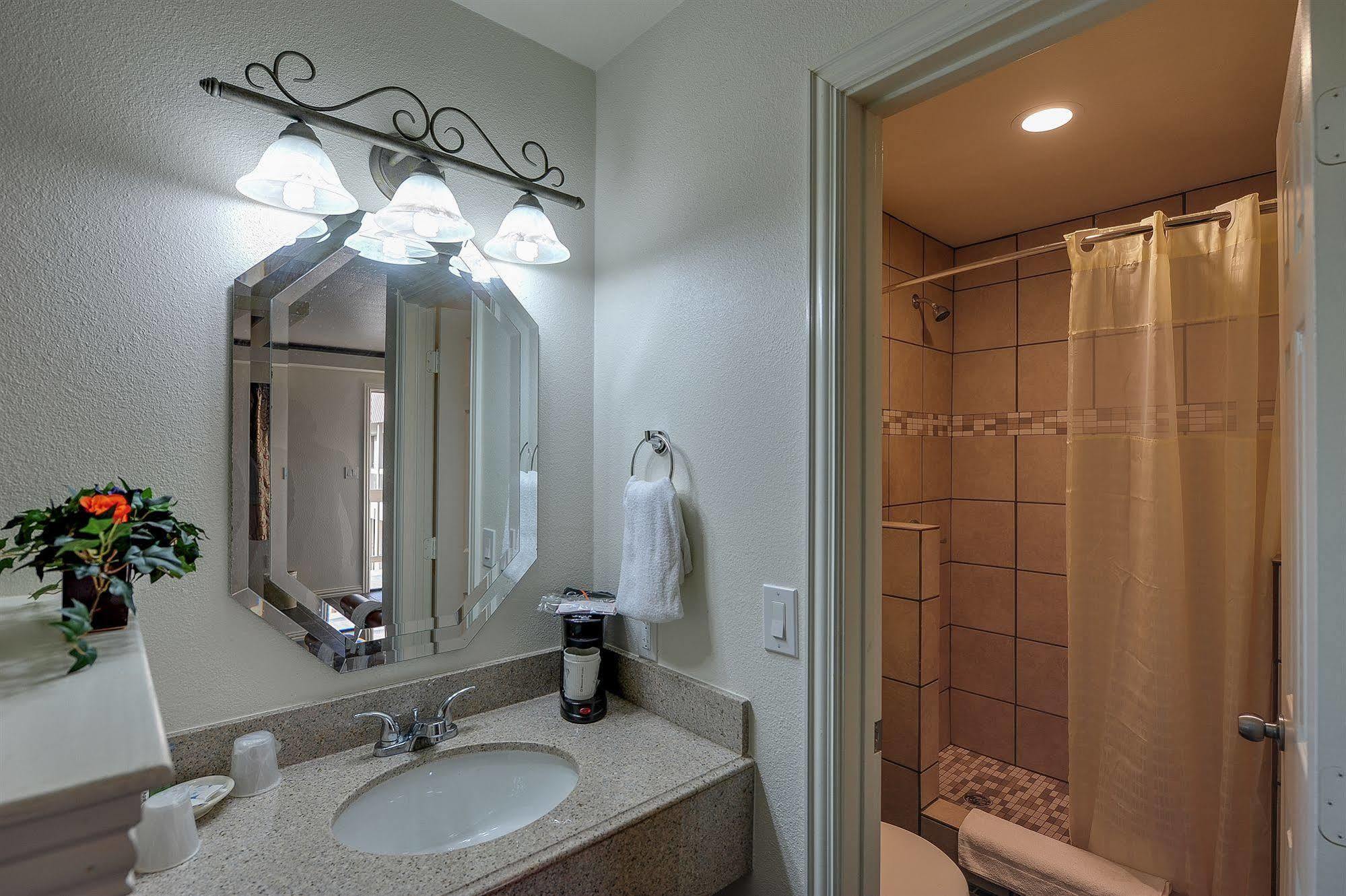 דאלאס Romantic Inn & Suites מראה חיצוני תמונה