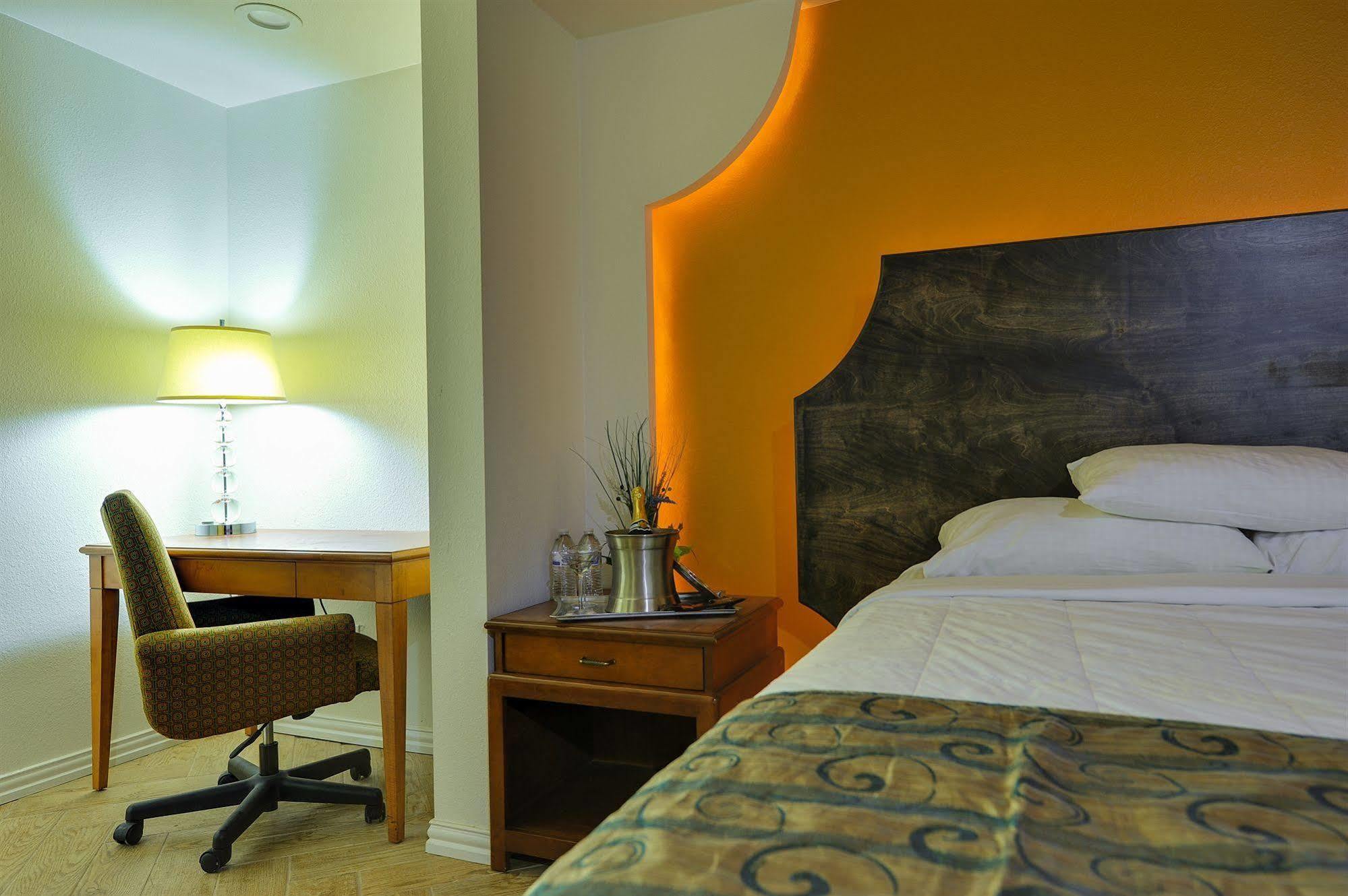 דאלאס Romantic Inn & Suites מראה חיצוני תמונה