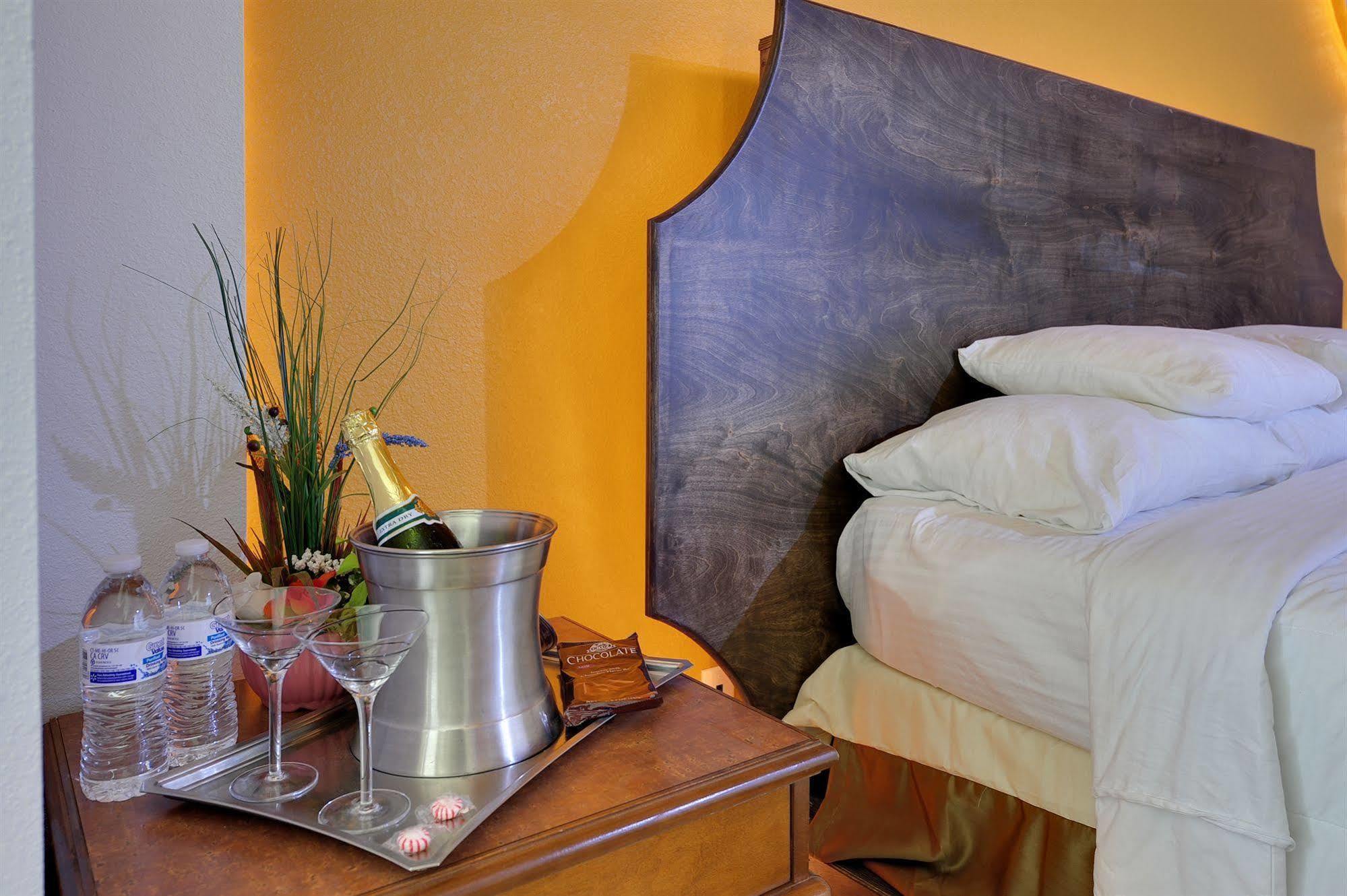 דאלאס Romantic Inn & Suites מראה חיצוני תמונה