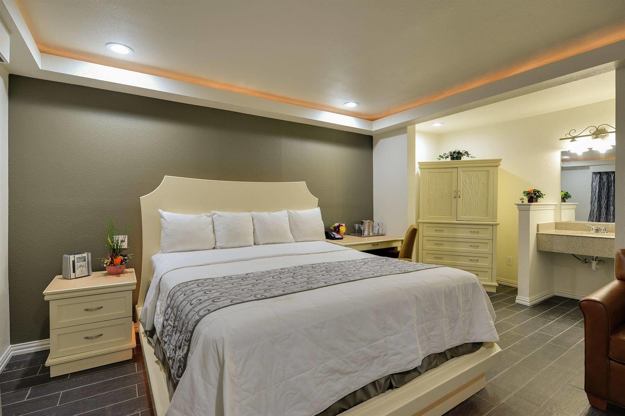 דאלאס Romantic Inn & Suites מראה חיצוני תמונה