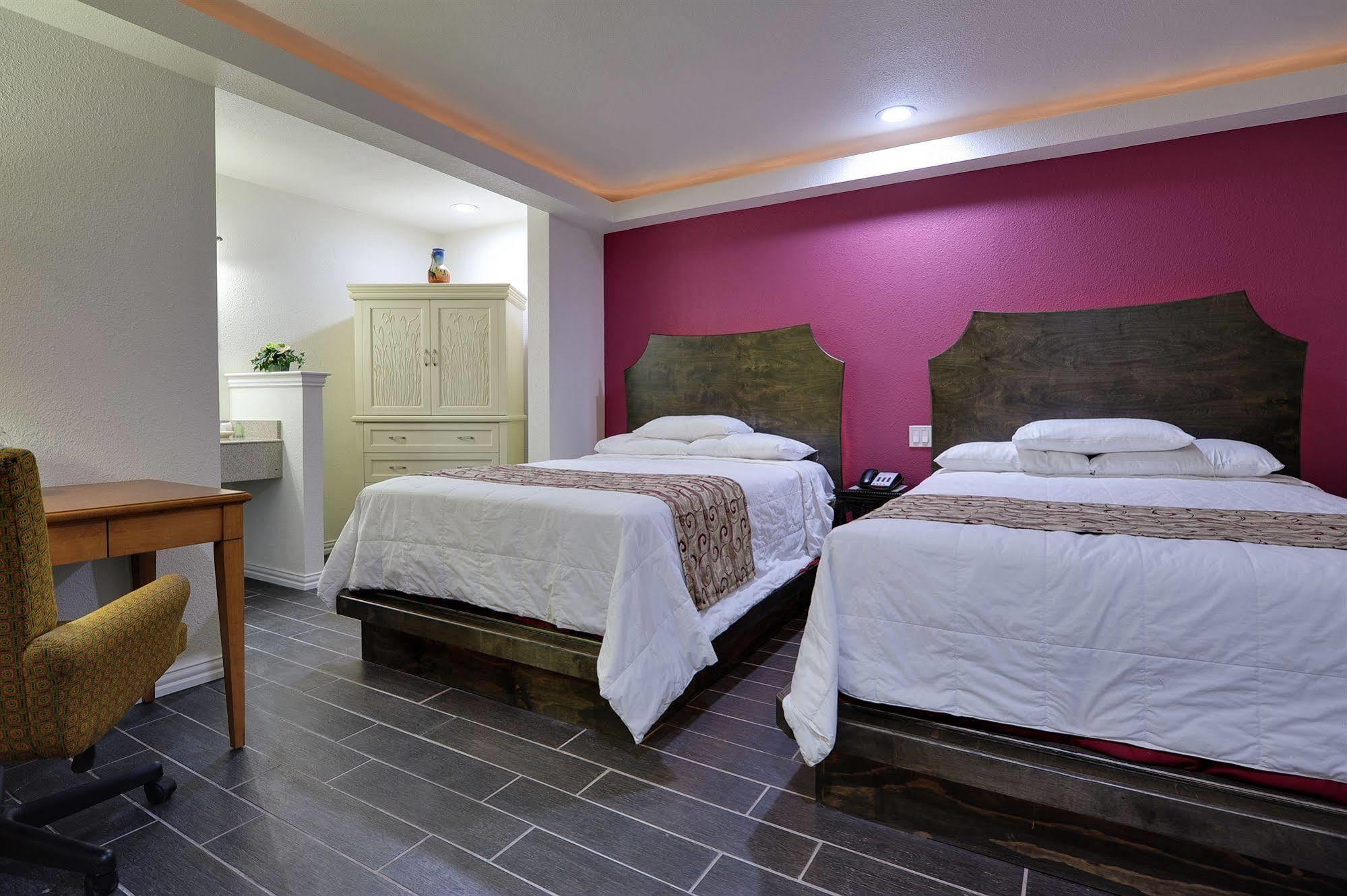 דאלאס Romantic Inn & Suites מראה חיצוני תמונה