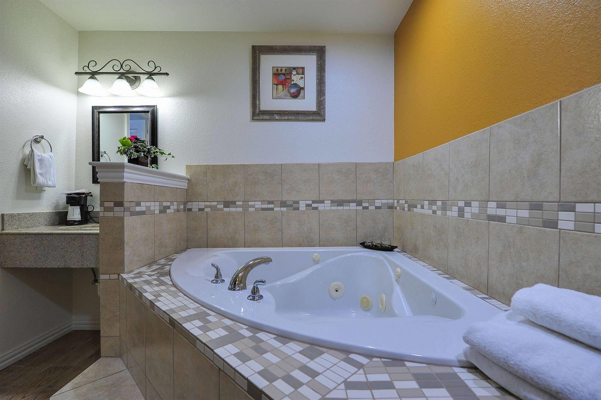 דאלאס Romantic Inn & Suites מראה חיצוני תמונה