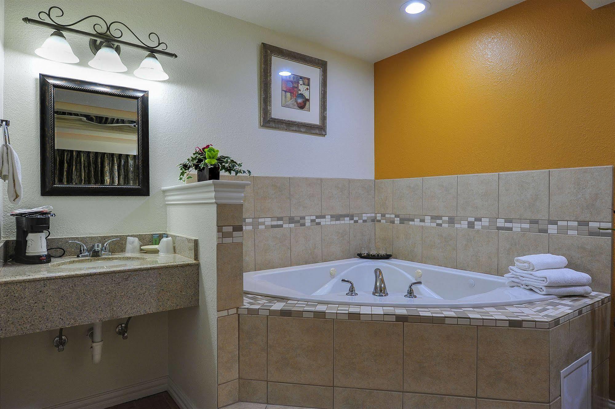 דאלאס Romantic Inn & Suites מראה חיצוני תמונה